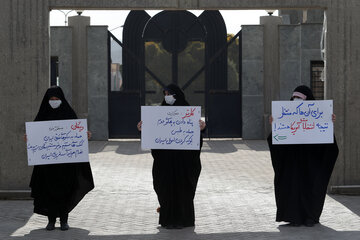 تجمع نمادین دانشجویان و اساتید انقلابی خراسان رضوی در آستانه‌ی ۱۳آبان