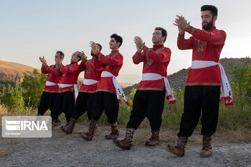 La danse folklorique des Kormanj au nord-est d'Iran