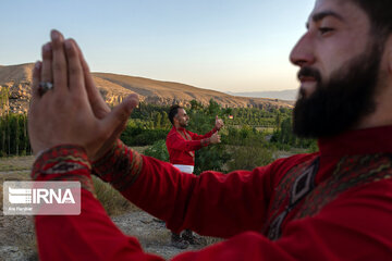 La danse folklorique des Kormanj au nord-est d'Iran