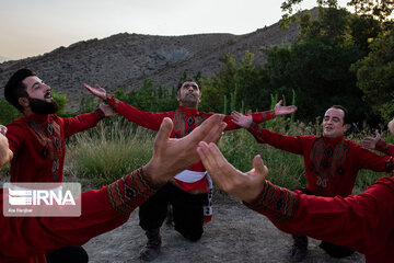 La danse folklorique des Kormanj au nord-est d'Iran