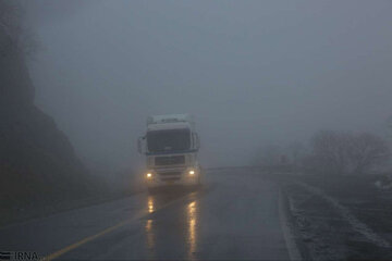 مه غلیظ دید افقی در جاده‌های همدان را به ۳۰ متر کاهش داد
