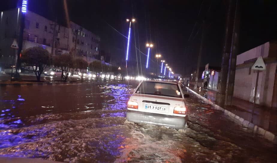 بارش باران باعث جاری شدن سیلاب در خیابان‌های اهواز شد