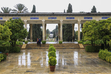 El mausoleo de Hafez bajo la lluvia otoñal