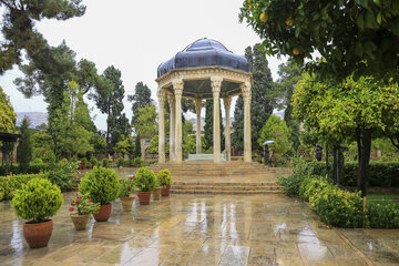 El mausoleo de Hafez bajo la lluvia otoñal