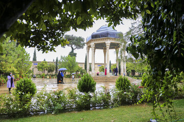 El mausoleo de Hafez bajo la lluvia otoñal