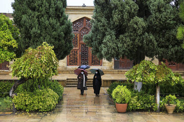 El mausoleo de Hafez bajo la lluvia otoñal