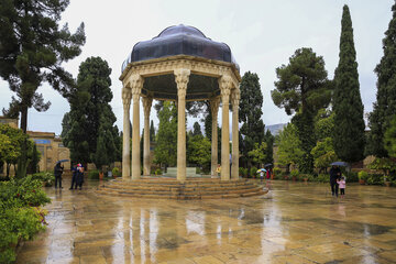 El mausoleo de Hafez bajo la lluvia otoñal