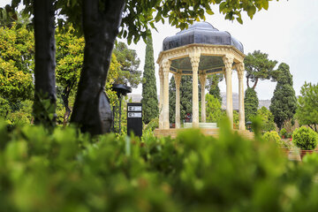 El mausoleo de Hafez bajo la lluvia otoñal