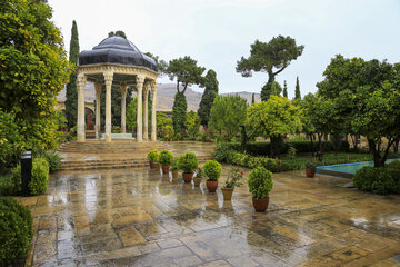 El mausoleo de Hafez bajo la lluvia otoñal