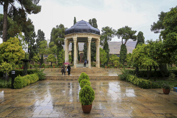 El mausoleo de Hafez bajo la lluvia otoñal