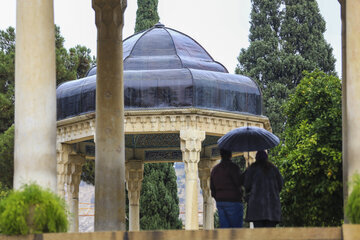 El mausoleo de Hafez bajo la lluvia otoñal