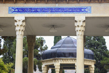 El mausoleo de Hafez bajo la lluvia otoñal