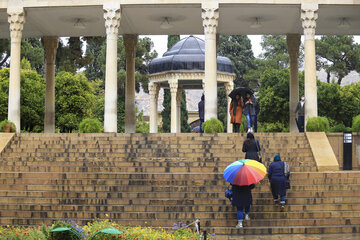 El mausoleo de Hafez bajo la lluvia otoñal