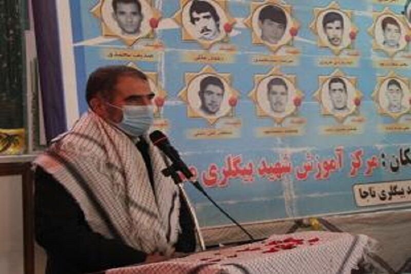 تکریم خانواده شهدا زنده نگه داشتن فرهنگ شهادت است