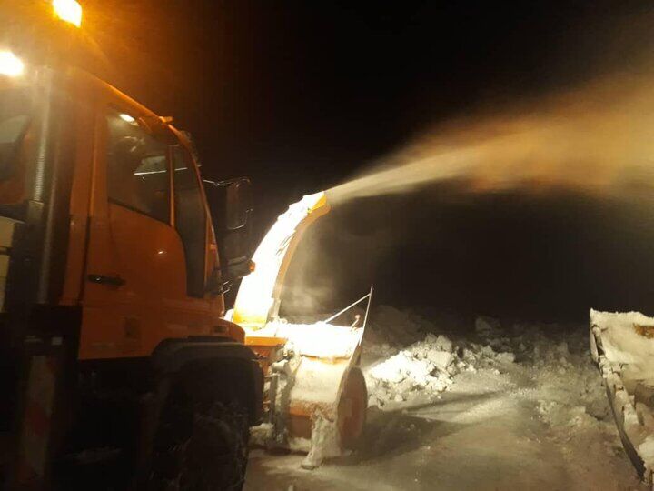 فرماندار: راه 120 روستای هشترود در محاصره برف است