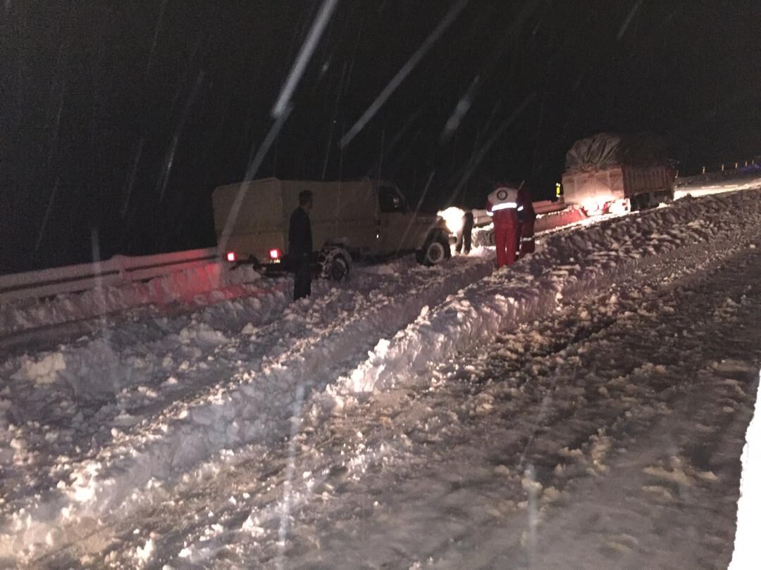 ۱۶۸ خودروی گرفتار برف جاده‌های کردستان رهاسازی شدند