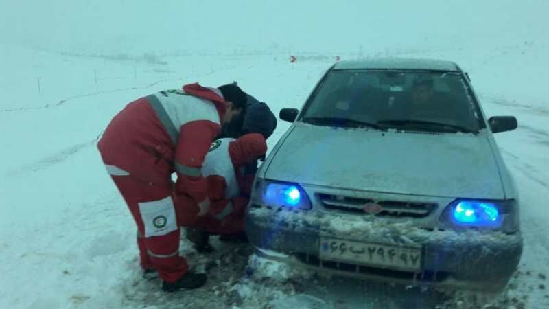 هلال احمر زنجان به خودروهای در راه مانده امدادرسانی کرد