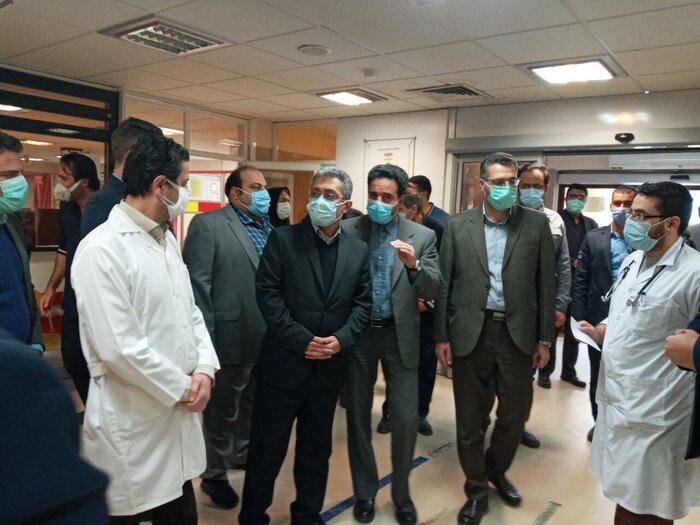 دکترجان‌بابایی معاون وزیرر بهداشت در حال بازدید از یک مرکز درمانی در خمین 