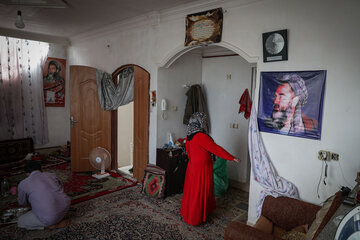 خانه آنها استیجاری است،محمد با درآمدی که از مغنی گری بدست میاورد نتوانسته است از پس اجاره خانه قبلیش که در محله گلشهر بوده است بر بیاید و مجبور شده است به یکی از روستاهای نزدیک به گلشهر خانه اجاره کند