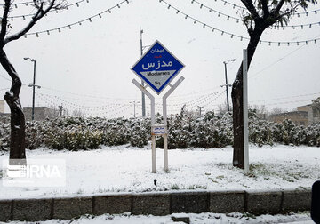 伊朗哈马丹市迎来今年首场秋雪