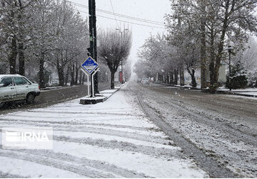 伊朗哈马丹市迎来今年首场秋雪