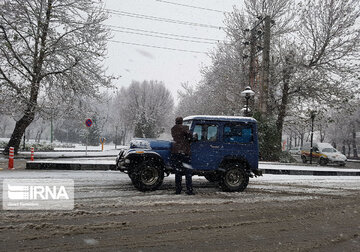 伊朗哈马丹市迎来今年首场秋雪