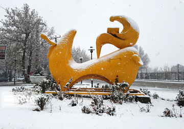 伊朗哈马丹市迎来今年首场秋雪