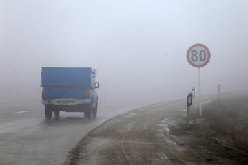 غلظت مه در استان همدان میزان دید افقی را به ۲۰ متر کاهش داد