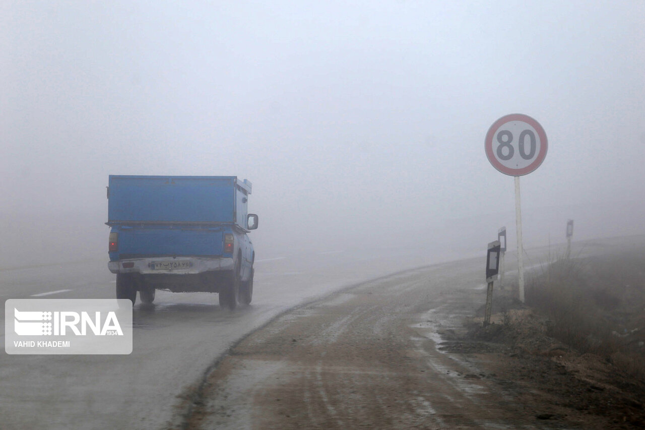 جاده‌های خراسان رضوی مه گرفته و غبار آلود است