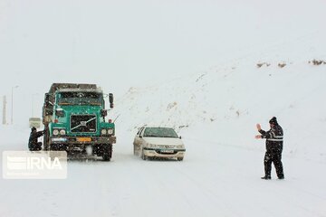 برف و کولاک جاده ریوش - نیشابور را بست