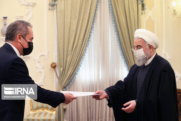 Rouhani receives credentials of seven new envoys