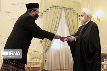 Rouhani receives credentials of seven new envoys