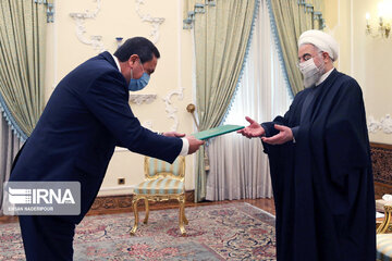 Rouhani receives credentials of seven new envoys