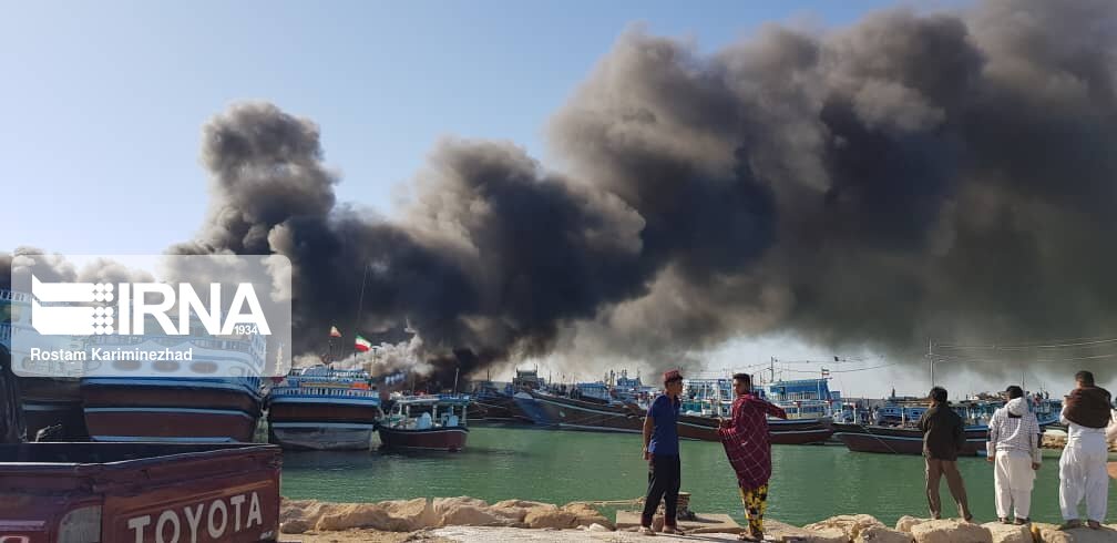 اتصال برق عامل آتش‌سوزی سه فروند لنج در کنارک بود