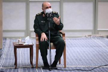 ایرانی سپریم لیڈر کی شہید جنرل سلیمانی کے اہل خانوں سے ملاقات