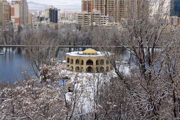 En image le parc Elgolu de Tabriz sous la neige 