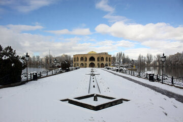 En image le parc Elgolu de Tabriz sous la neige 