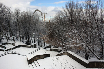 En image le parc Elgolu de Tabriz sous la neige 