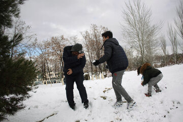 En image le parc Elgolu de Tabriz sous la neige 