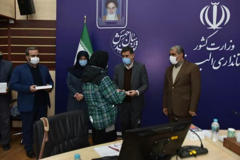 طرح اهدا  ۱۰۰۰ تبلت به دانش آموزان نیازمند در البرز آغاز شد