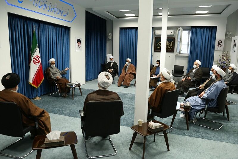 امام جمعه قزوین: فعالیت‌های سیاسی نباید ما را از مسیر دین خارج کند