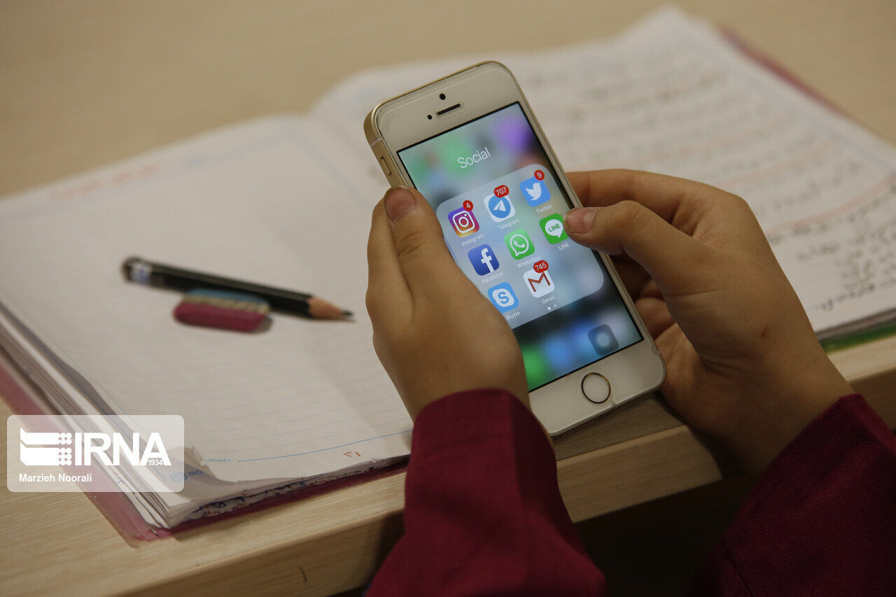 پانصد دانش‌آموزان مهریزی فاقد تبلت یا گوشی تلفن هوشمند هستند