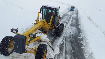بارش برف راه ارتباطی ۳۶ روستا در چهارمحال و بختیاری را مسدود کرد