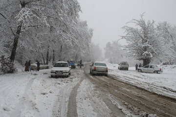  برف و کولاک راه ارتباطی ۲۰۰ روستای مازندران را بست 