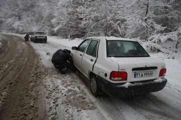 رهاسازی ۳۳۶ خودرو از برف سنگین محورهای سوادکوه و سوادکوه‌شمالی