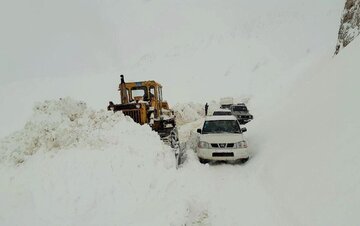 برف و کولاک سه بزرگراه و جاده اصلی خراسان رضوی را مسدود کرد