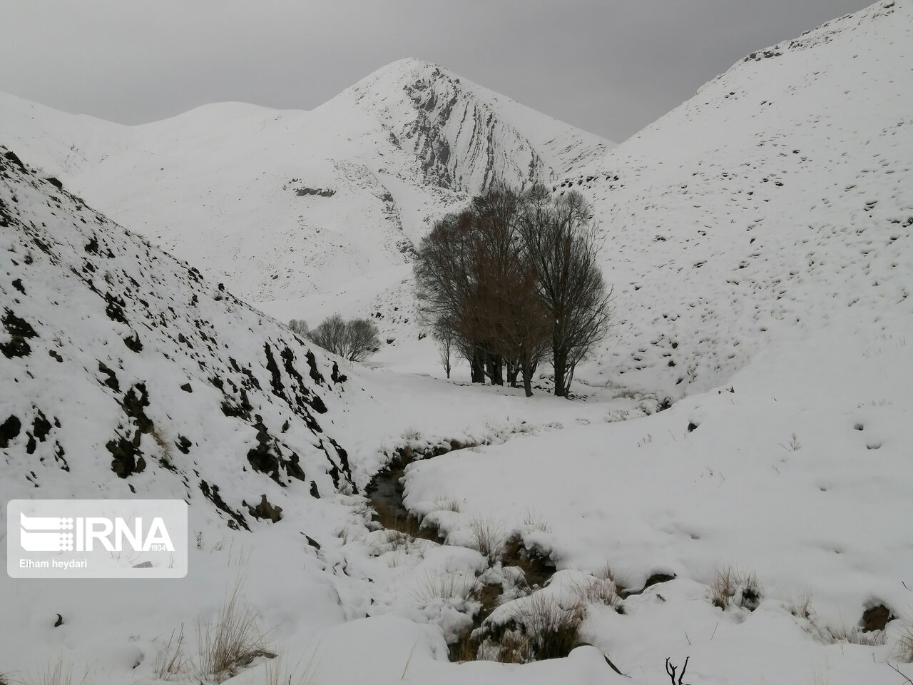 برف راه برخی روستاهای شیروان را بست