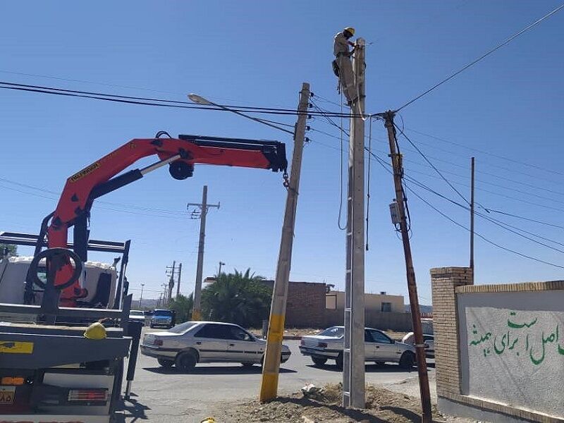 ۵۳ اصله تیربرق فرسوده شهرستان سیب و سوران تعویض شد