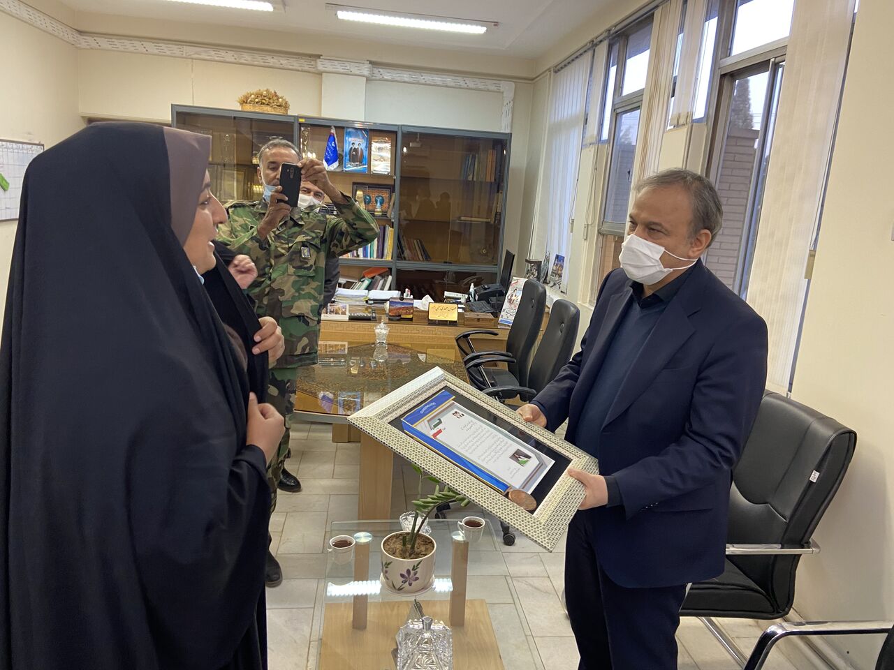پرچمدار پاراالمپیک ریو مدال طلای خود را به وزیر صمت اهدا کرد