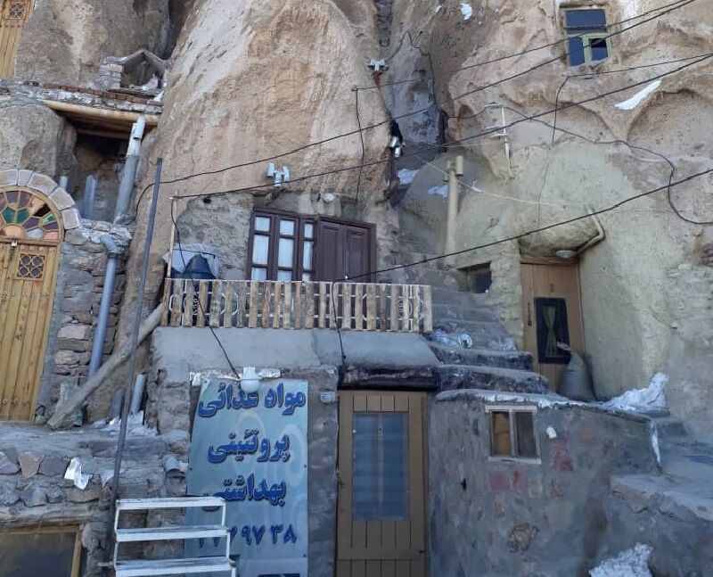درب‌های فلزی روستای تاریخی کندوان تعویض می‌شود
